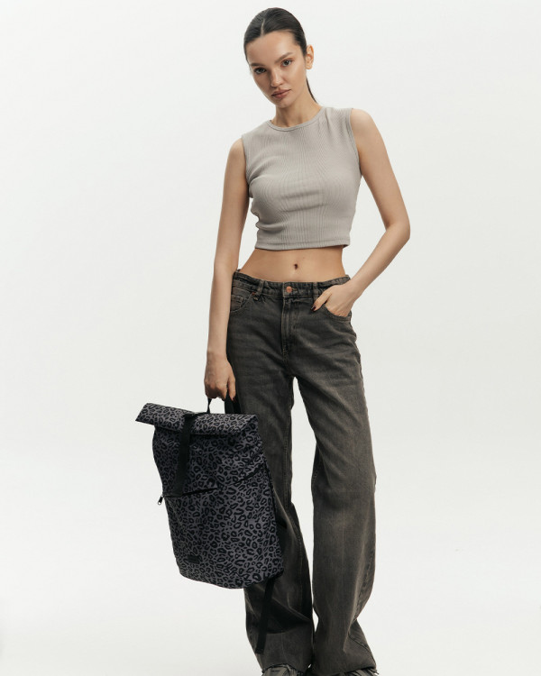 BASIC ROLLTOP PRINT LEOPARD GRAY
