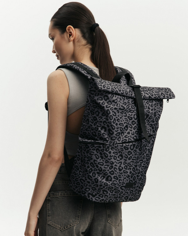 BASIC ROLLTOP PRINT LEOPARD GRAY