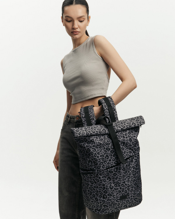 BASIC ROLLTOP PRINT LEOPARD GRAY
